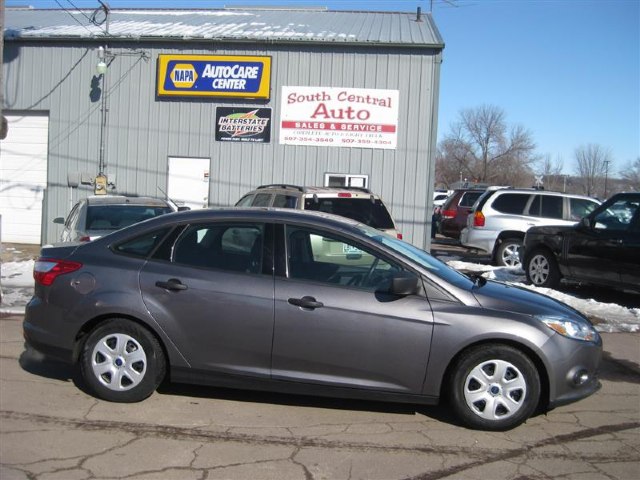 Used 2013 Ford Focus S with VIN 1FADP3E26DL184153 for sale in New Ulm, Minnesota