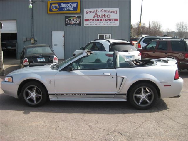 Used 2000 Ford Mustang  with VIN 1FAFP4445YF135967 for sale in New Ulm, Minnesota